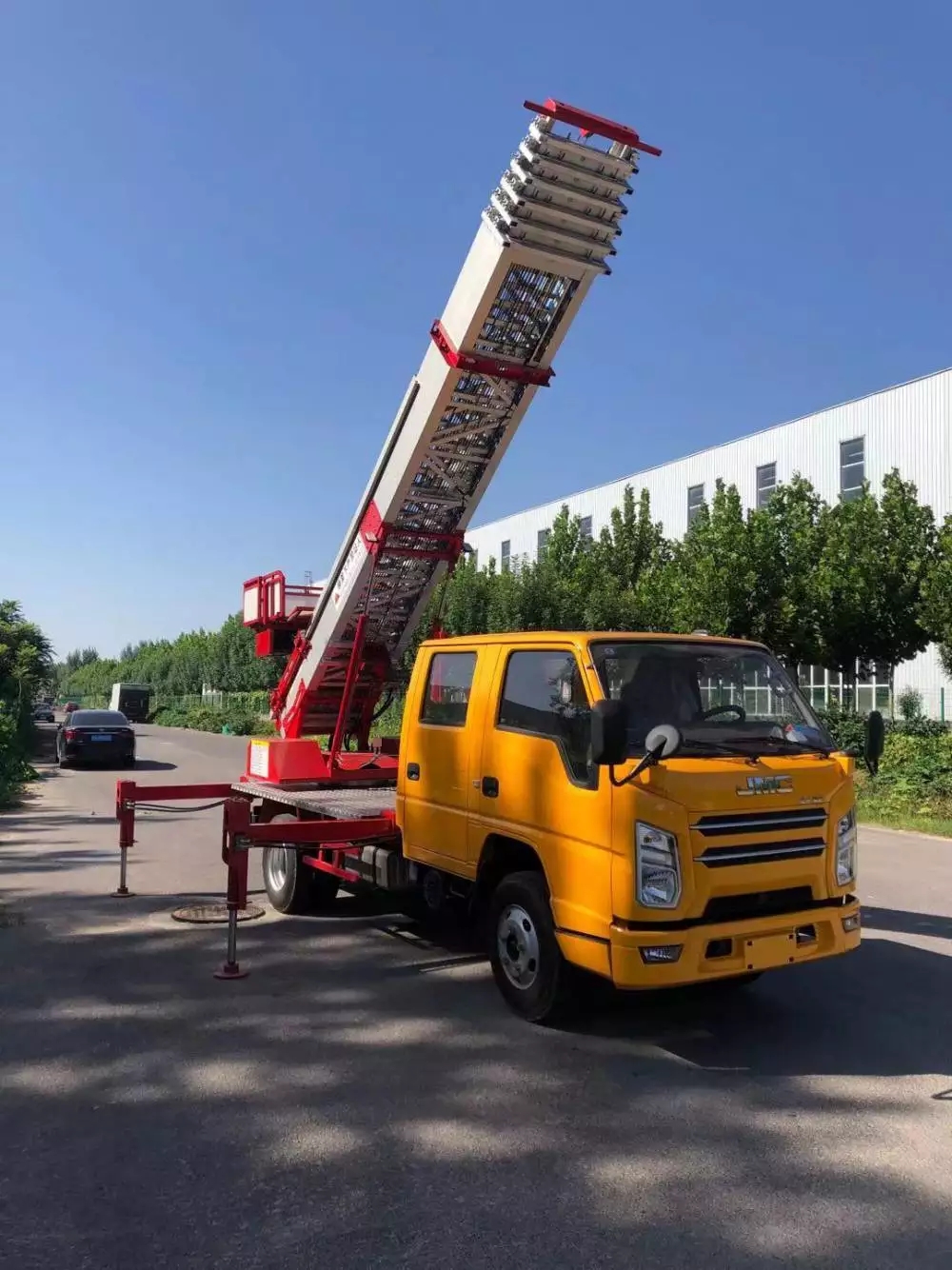黄骅附近的云梯车出租服务：轻松解决高空作业需求